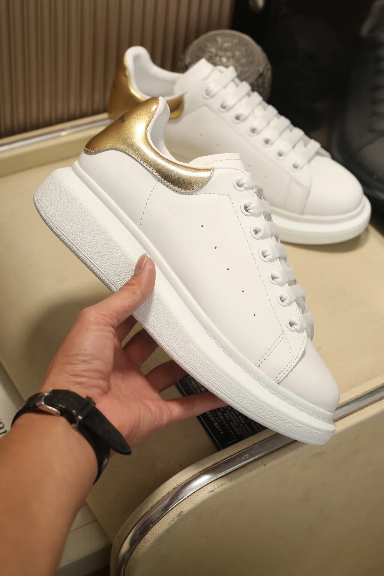 👟👟Ex-factory price 480👟👟 Men's size +10 High-quality upgraded version🔥Real shot of Alexander McQUEEN (McQueen)🎉The highest quality silk cowhide version on the market🎊, imported water-dyed sheepskin inside, counter 1:1 replica, star style T stage catwalk, a must-have for fashionistas , the original high-temperature and ultra-clear air compressor logo on the foot, absolutely counter-matched version, the arc of the back bag is truly genuine 0⃣️ difference, using an exclusive privately molded double-layer vacuum outsole, which is light on the foot and has excellent rebound! Running🏃✈️The first choice item for outdoor sports💅💅Trend and fashion coexist📣 Women’s style: 35-39, Men’s style: 39-44